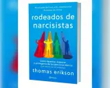 Libro "Rodeados de narcisistas" de Thomas Erikson. Ilustra cómo identificar y lidiar con personas tóxicas, útil para quienes enfrentan familias narcisistas.