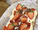 Ein köstliches Erdbeer Tiramisu, üppig belegt mit frischen Erdbeeren, Schokoladenstückchen und cremiger Mascarpone.