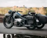 Klasyczny motocykl Zundapp KS 800 z wózkiem bocznym, gotowy na podróż przez malownicze tereny.