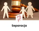 Drewniane figurki rodziny i młotek sędziowski symbolizują zniesienie separacji.