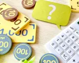 Jouets représentant des billets et des pièces, avec une calculatrice et un point d'interrogation. Une aide visuelle pour comprendre la fiscalité PEL.