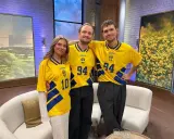 Julia Glenmark och två vänner i svenska landslagströjor, redo för fest.