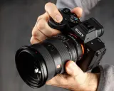 Mani che impugnano una Sony A7, obiettivo GM 2.8/24-70. Dettagli per la recensione.