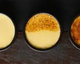 Trois ramequins de crème brûlée, de l'origine à la perfection caramélisée. La texture onctueuse et les grains de vanille sont visibles.