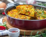 Pyszna, kolorowa zapiekanka warzywna z ziołami – idealna zdrowa kolacja. Widać jajka, papryczkę chili i rozmaryn.