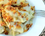 Pyszne pierogi z kaszą gryczaną i serem, posypane chrupiącą cebulką. Sprawdzony przepis na domowy obiad.