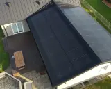 Tak med integrerade, mörka solceller som täcker en stor yta av taket.