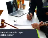 Dwie osoby podpisują umowę, obok młotek sędziowski. Dyskutują o tym, czym różni się windykator od komornika.