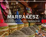 Kolorowe stoiska z przyprawami i koszami na targu w Marrakeszu. Odkryj marrakesz atrakcje i zaplanuj niezapomnianą podróż.
