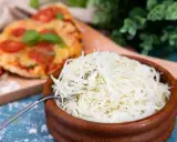 En skål med krispig pizzasallad, perfekt till din pizza. Här är ett enkelt pizzasallad recept.