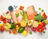Zdrowe produkty: łosoś, kurczak, awokado, jagody, pomidory, brokuły, szparagi, orzechy, oliwa, fasola, płatki owsiane. Klucz do tego, jak oczyścić naczynia krwionośne.
