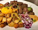 Biff Rydberg med stekt potatis, rå äggula, hackad rödlök och en klick senap. En klassisk svensk rätt som smakar ljuvligt.