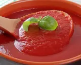 Gęsty, domowy ketchup w ceramicznej misie, nabierany drewnianą łyżką. Idealny przepis na ketchup z bazylią.