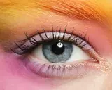 Occhio azzurro con ombretto rosa e arancione, ciglia lunghe e folte. Un esempio di come truccare gli occhi piccoli per farli sembrare più grandi.