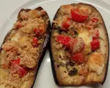 Melanzane ripiene al forno, con pomodorini, formaggio filante e pangrattato croccante. Un'ottima crema di melanzane.