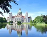 Das Neue Rathaus in Hannover spiegelt sich im Maschsee. Hier kann man viel entdecken, was man in Hannover machen kann!