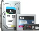 Un disque dur externe HDD 3TB, un SSD 2TB et un SSD NVMe M.2 2TB côte à côte.