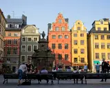 Färgglada hus på Stortorget i Gamla Stan, Stockholm. Perfekt för stockholm tipps och en paus på bänken.