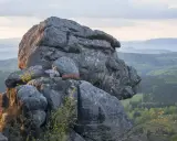 Góry Stołowe z dziećmi w tle, skalne formacje jak z bajki.