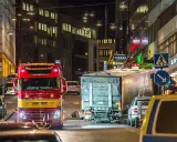En röd bärgningsbil står vid en lastbil på Drottninggatan, en plats som för alltid är förknippad med terrordådet.