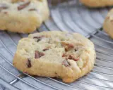 Délicieux cookies aux pépites de chocolat, parfaits pour une recette pâte à cookie réussie. Ils refroidissent sur une grille.