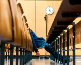 Un uomo dorme in un'aula, simbolo della lunga durata processo civile risarcimento.