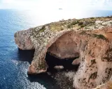 Malta zwiedzanie: majestatyczne klify i jaskinie nad turkusowym morzem. Widok zapiera dech w piersiach.