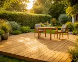 Une belle terrasse en bois, parfaite pour faire une pause au soleil. Deux chaises et une table invitent à la détente dans ce jardin verdoyant.