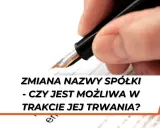 Dłoń z piórem wiecznym nad dokumentem. Tekst: "Zmiana nazwy spółki - czy jest możliwa w trakcie jej trwania?".