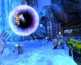 Gracz w Borderlands 2 spolszczenie walczy z potworami w lodowej jaskini. W ręku trzyma broń, a przed nim pojawia się magiczna kula.