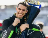 Thomas Preining jubelt mit einer Trophäe, sein Gesicht strahlt vor Freude.