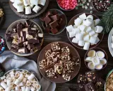 En härlig samling julgodis, allt från chokladbitar till marshmallows och krispiga godsaker. Perfekt för julgodis enkelt!
