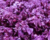 Textura púrpura y brillante del bagazo de uva, restos de la vinificación listos para ser reutilizados.