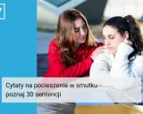 Kobieta pociesza smutną przyjaciółkę, kładąc jej rękę na ramieniu.