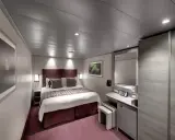 Cabina MSC Seaside, ponte 14: letto matrimoniale, specchio, armadio e un quadro decorativo.