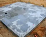 Betonowa płyta fundamentowa, gotowa do dalszych prac. Określenie płyta fundamentowa koszt jest kluczowe dla budżetu.