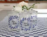 Tre vackra glasburkar med blå blommotiv, perfekta för att måla på glasburkar och förvara socker eller bakpulver.