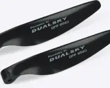 Zwei schwarze Propeller, Modell DFP 8560 von DualSky, bereit für den Einsatz.
