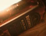 Bushmills Black Bush Irish Whiskey, ein edler Tropfen, der in Sherryfässern reifte. Ein Genuss für Kenner von gutem Whiskey.