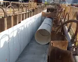 Instalación de tuberías en ntp zanjas, con soportes metálicos y mangueras de bombeo.