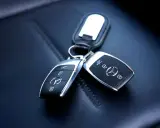 Dwa kluczyki Mercedesa z logo, gotowe do kodowania.