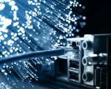 Błyszczące światłowody i kabel sieciowy podłączony do portu. Szybkie łączenie światłowodu dla nowoczesnej technologii.
