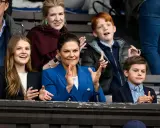 Familjen Victoria, Daniel, Estelle och Oscar applåderar. Prinsessan Estelles ålder syns i hennes glada ansikte.