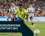Piłkarze Brazylii i Argentyny w akcji. Na dole grafika z napisem "ROZSZERZONE STATYSTYKI", sugerująca analizę meczu.