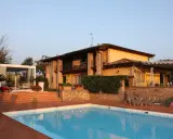 Un casale con piscina e giardino, ideale per vacanze in fattoria. Relax e natura ti aspettano in questo angolo di paradiso.