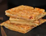 Pile de gaufres salées jambon fromage, parfaites pour un repas rapide.