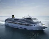 La Costa Favolosa solca il mare calmo, lasciando una scia bianca.