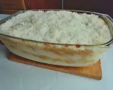 Zapiekany ryż z jabłkami i cynamonem w szklanej formie.