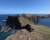 Steile Felsklippen und das tiefblaue Meer an der Ostspitze Madeiras. Ein Highlight für jeden reiseblog madeira.