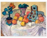 Paula Modersohn-Becker målade ett stilleben med en blå hundfigur, frukter och blommor på ett dukklätt bord.